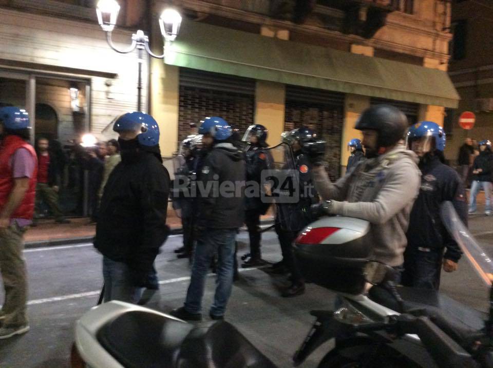 Tensione in serata in piazza Battisti, No Borders sgomberati dalla stazione ferroviaria