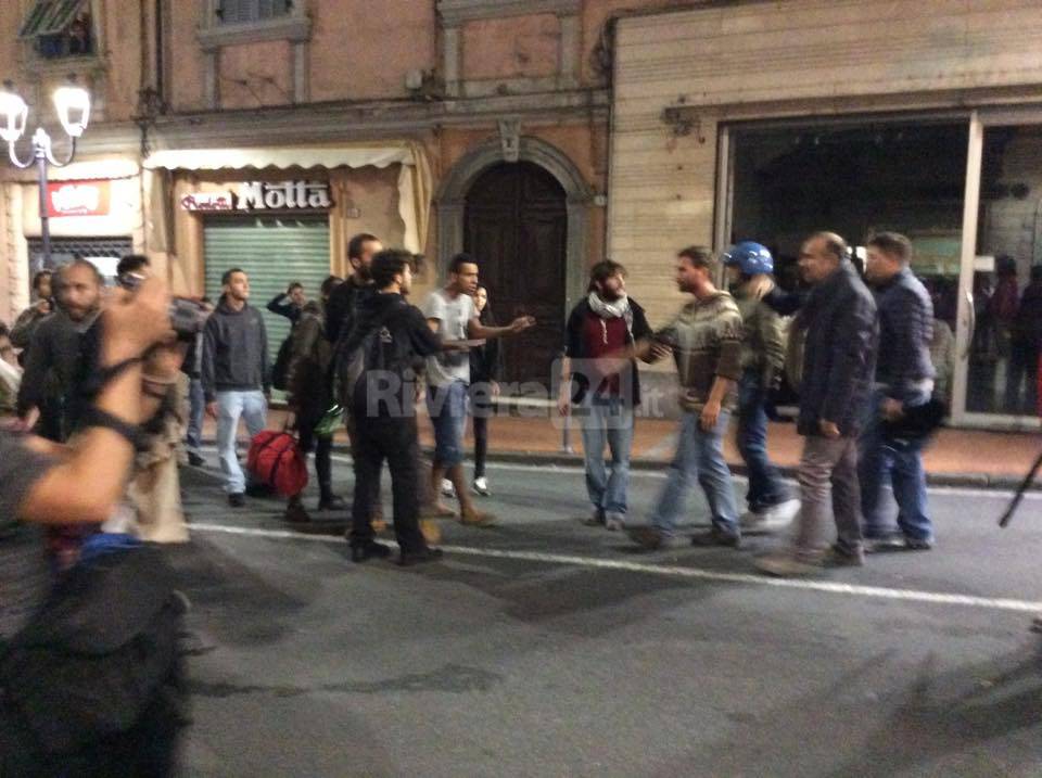 Tensione in serata in piazza Battisti, No Borders sgomberati dalla stazione ferroviaria