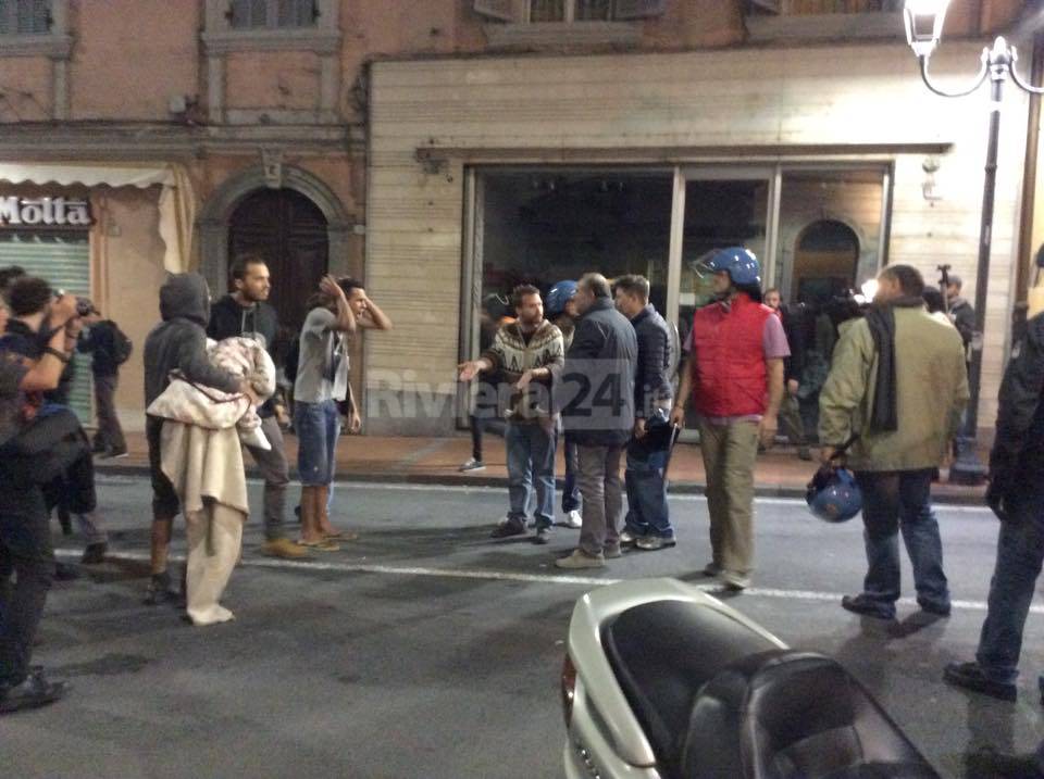 Tensione in serata in piazza Battisti, No Borders sgomberati dalla stazione ferroviaria