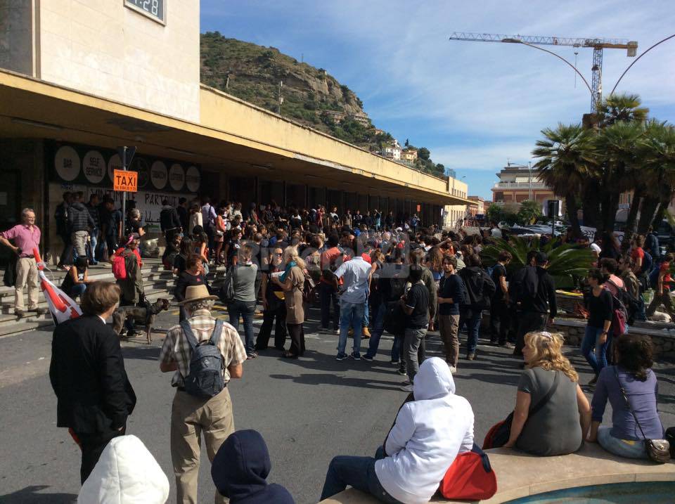 Ventimiglia, i no borders scendono in piazza per manifestare