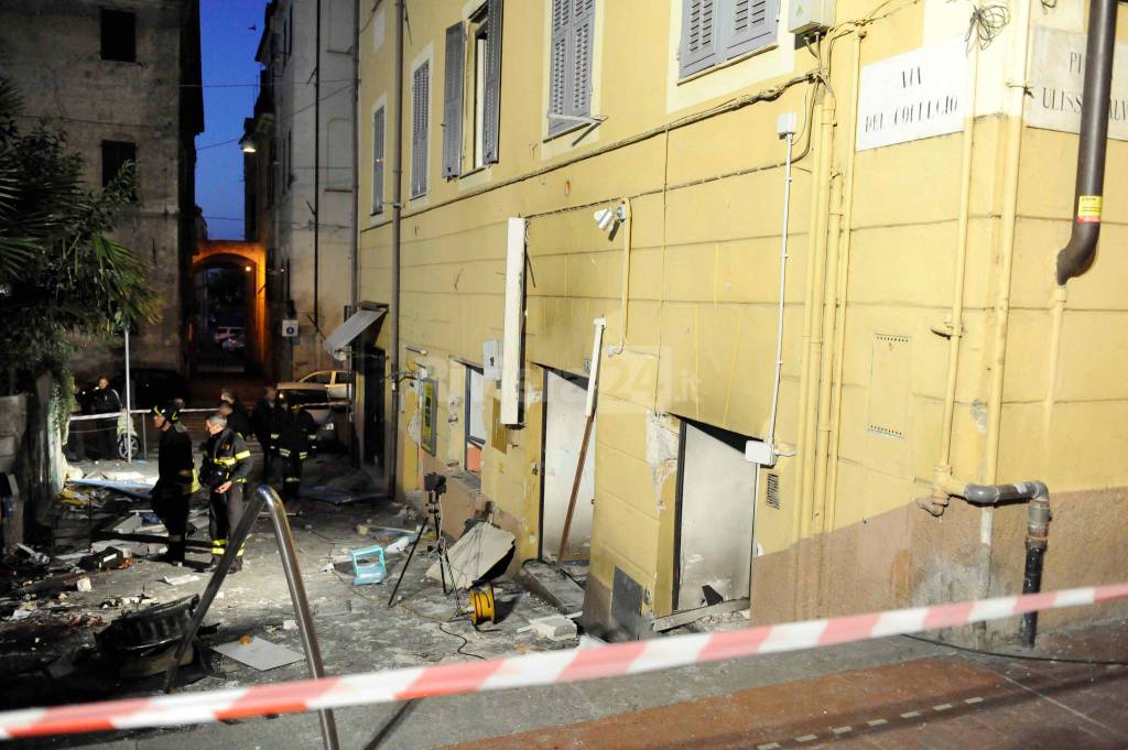 Imperia, il Comune stanzia 10.000 euro per il palazzo danneggiato dall’attentato incendiario all’Eurobet