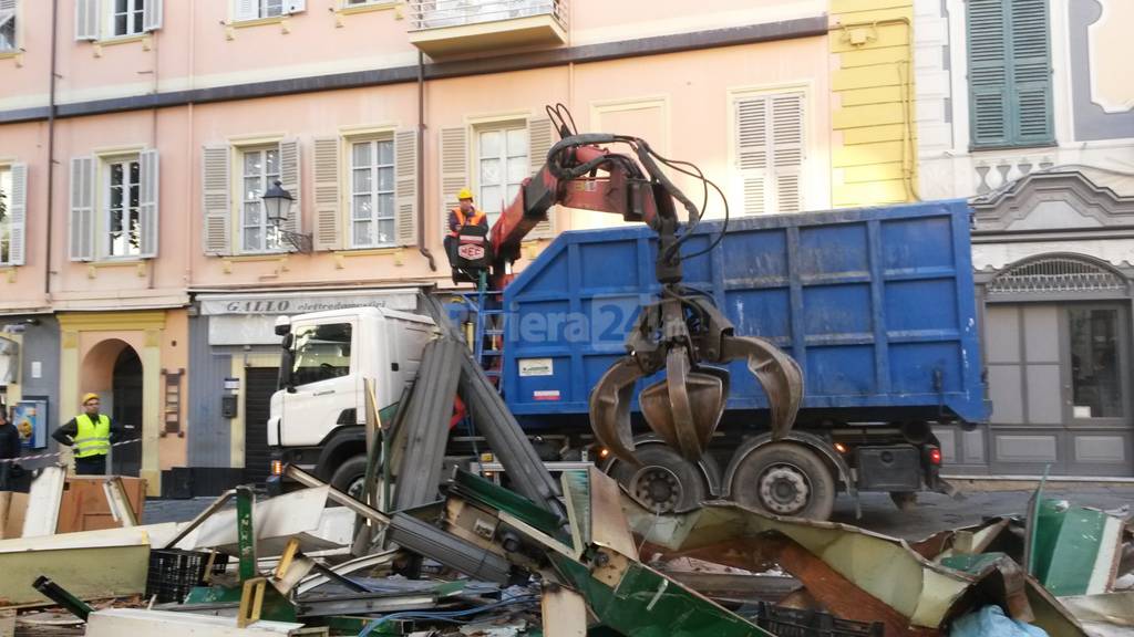 In piazza Siro Carli arriva la ruspa: passa la linea dura del comune, addio chioschi