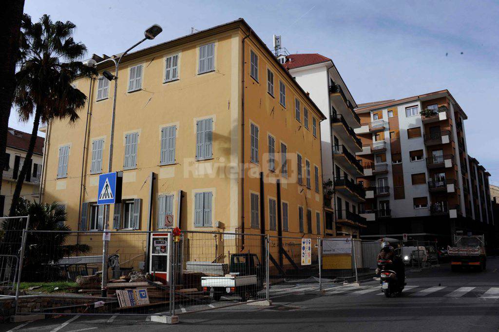 Proseguono i lavori di messa in sicurezza dello stabile lesionato dall’attentato in via del Collegio