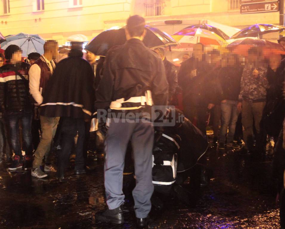 Botte da orbi in piazza Colombo, finisce in carcere 30enne sanremese per resistenza, minacce e lesioni gravi