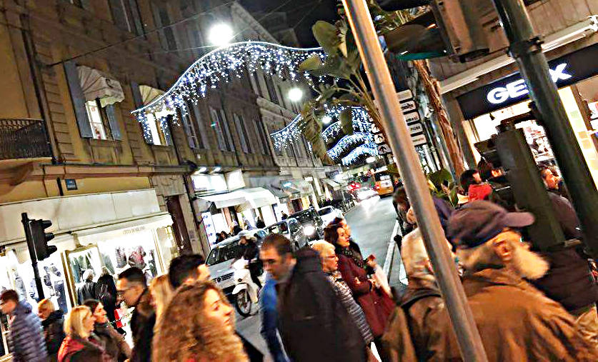 Sanremo, centro città gremito per lo shopping di Natale