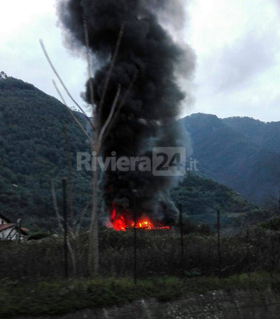 incendio baracca atrezzi campagna