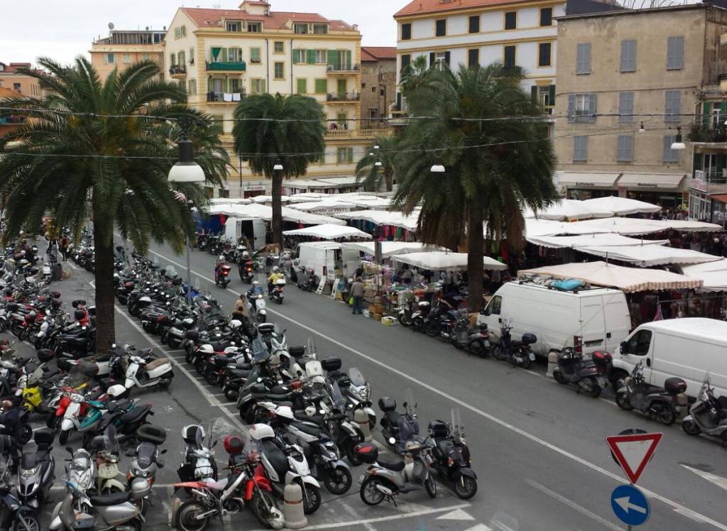 Viaggio tra le bancarelle del mercato settimanale: con la crisi e i francesi che ci tengono a galla.