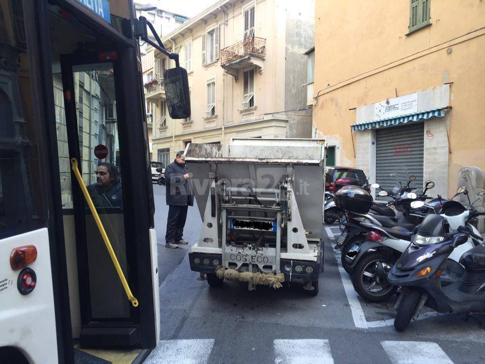 Sanremo, camioncino nettezza urbana in doppia fila blocca bus di linea