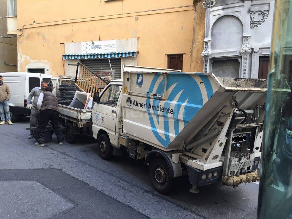 Sanremo, camioncino nettezza urbana in doppia fila blocca bus di linea