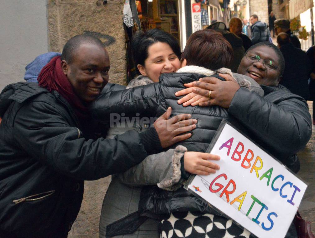 Sanremo, l&#8217;iniziativa &#8220;abbracci gratis&#8221;