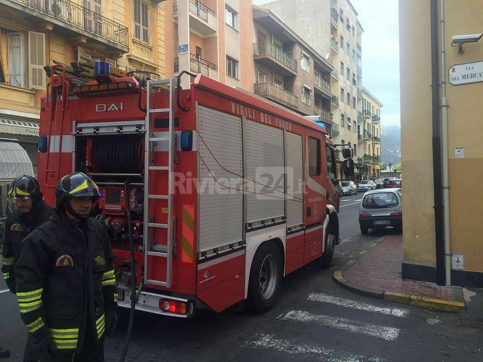 vigili del fuoco spengono cassonetto