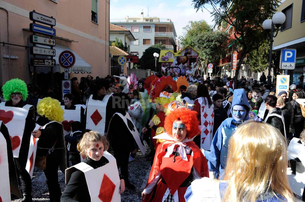 Carnevale Dianese, tante maschere alla sfilata degli 8 carri allegorici