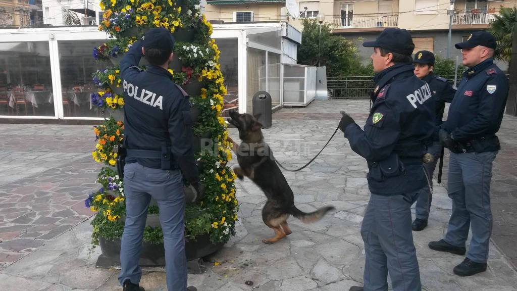 Controlli della Polizia di Stato in piazza Colombo a Sanremo