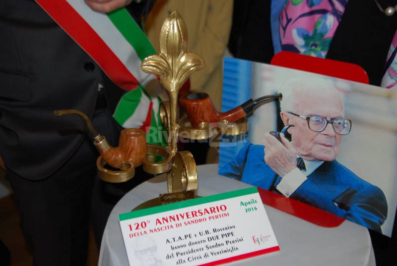 Ventimiglia, cerimonia consegna pipe di Sandro Pertini