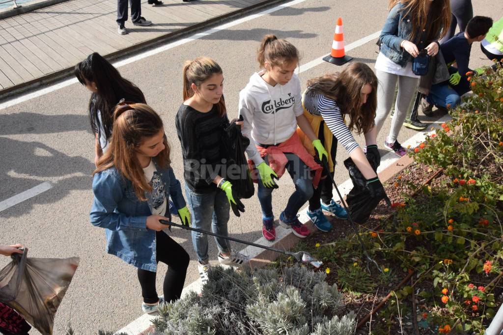 Sanremo, sulla pista ciclabile i più piccoli puliscono laddove i grandi sporcano