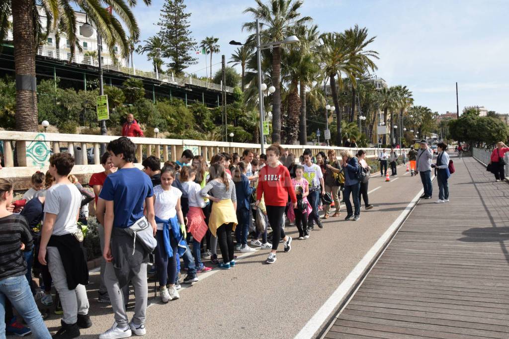 Sanremo, sulla pista ciclabile i più piccoli puliscono laddove i grandi sporcano