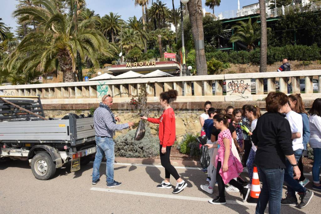 Sanremo, sulla pista ciclabile i più piccoli puliscono laddove i grandi sporcano