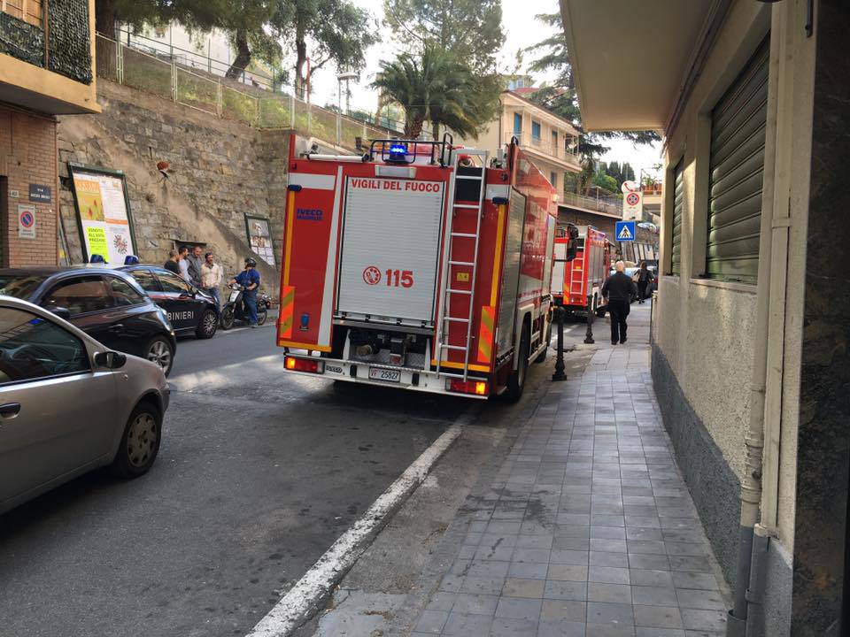 Incendio androne del condominio in via Galilei 322