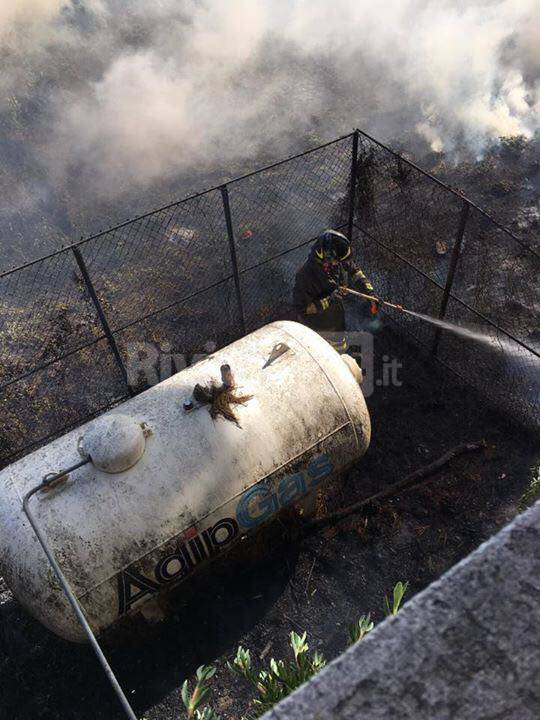 Incendio di sterpaglie in strada alla Colla, intervento del 115