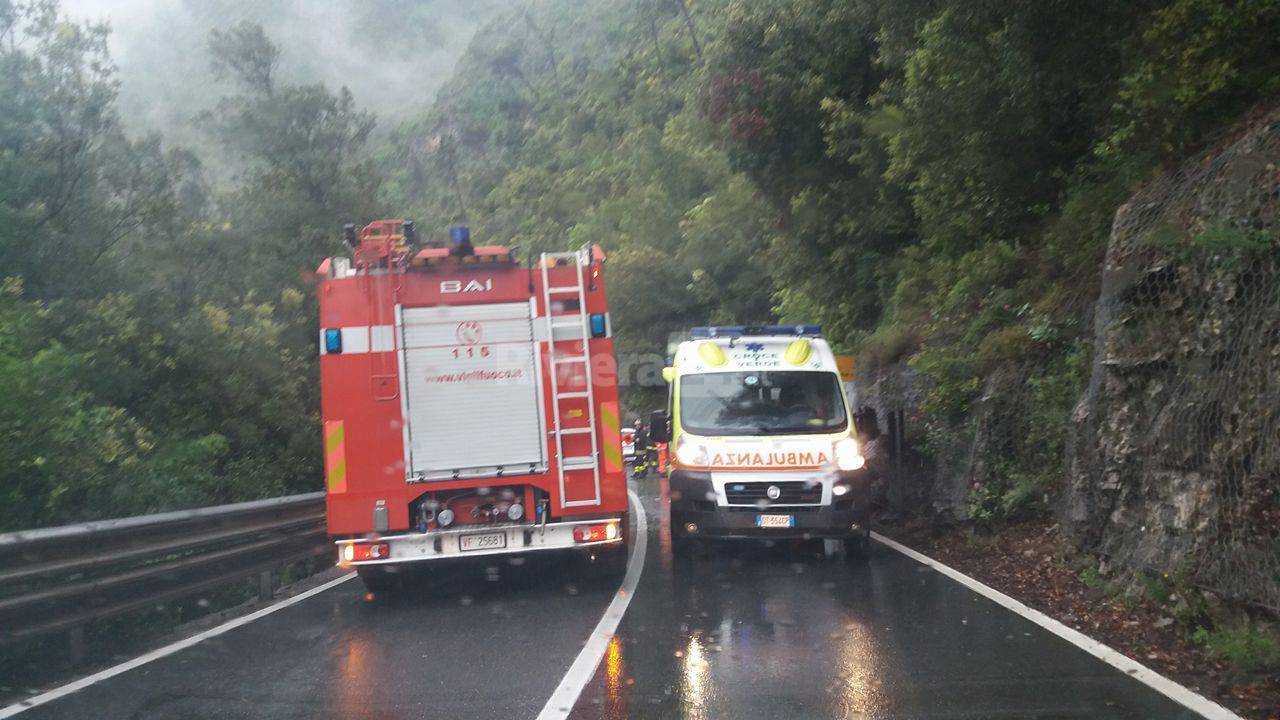 Auto fuori strada ad Airole per la pioggia