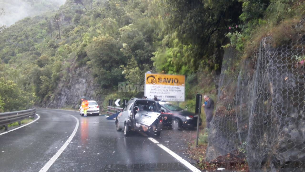 Auto fuori strada ad Airole per la pioggia