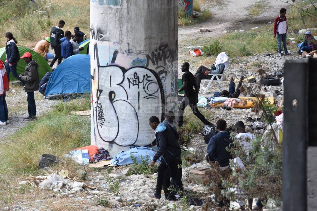 La &#8220;bidonville&#8221; dei migranti lungo il fiume Roya