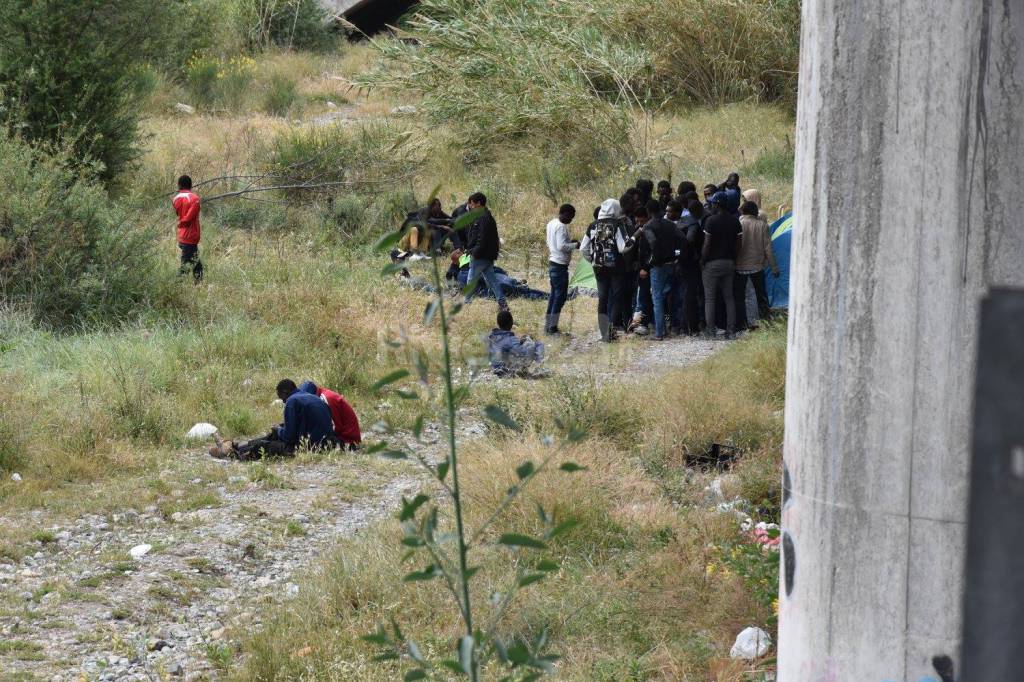 La "bidonville" dei migranti lungo il fiume Roya