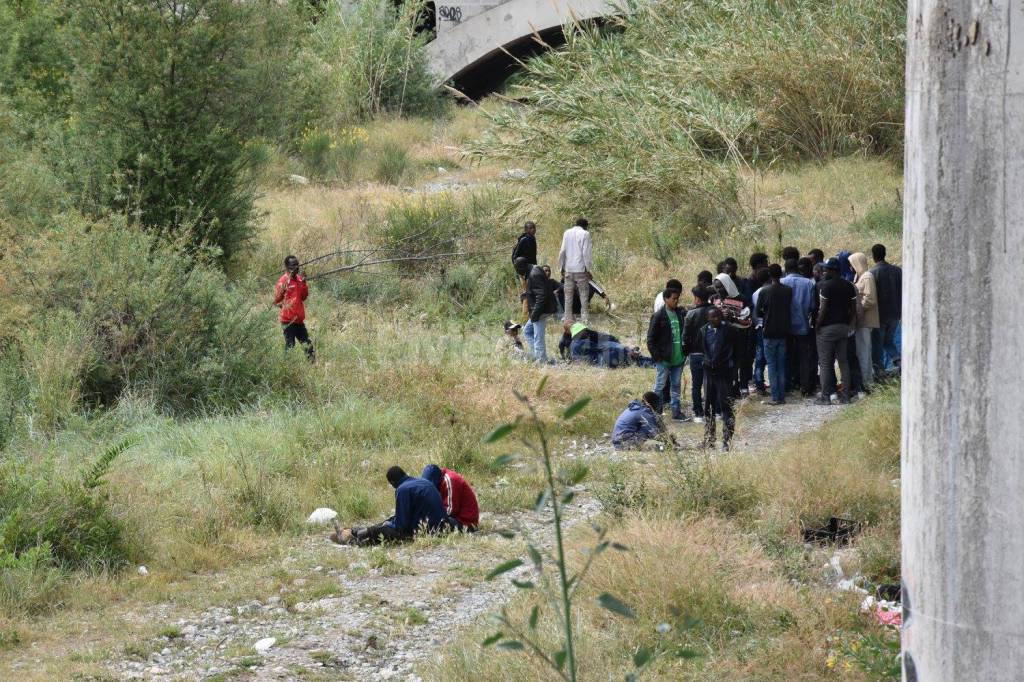 La "bidonville" dei migranti lungo il fiume Roya