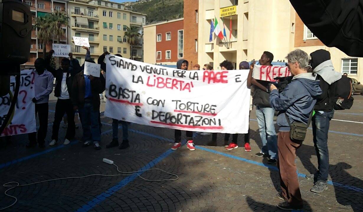 Ventimiglia, migranti in piazza: “Siamo qui per chiedere la pace e la libertà”