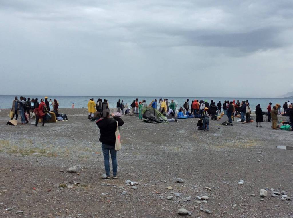 Ventimiglia, smontata la tendopoli sul greto del Roja: i migranti verso la spiaggia