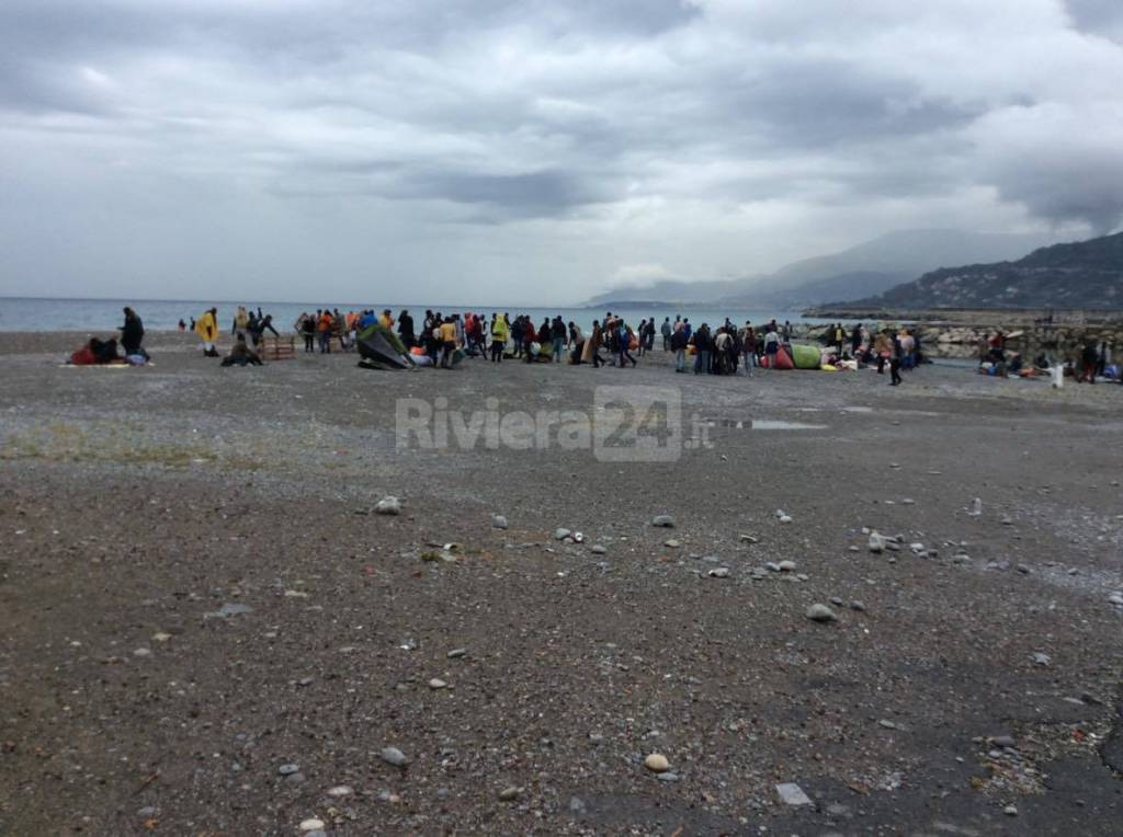 Ventimiglia, smontata la tendopoli sul greto del Roja: i migranti verso la spiaggia