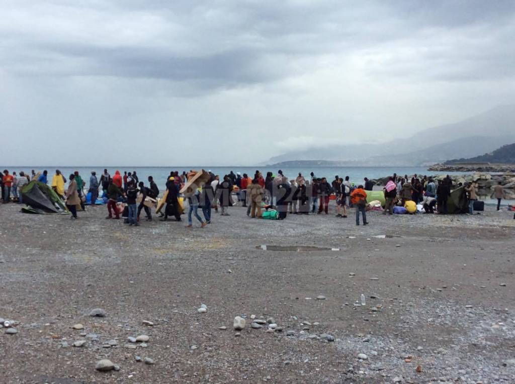 Ventimiglia, smontata la tendopoli sul greto del Roja: i migranti verso la spiaggia