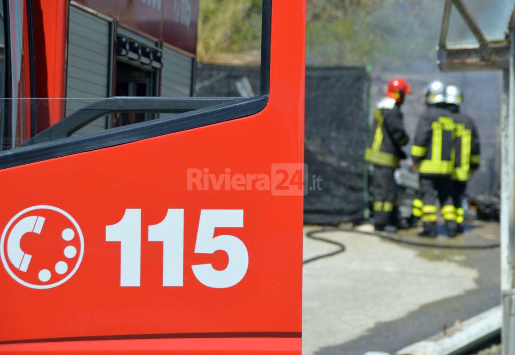 Imperia, Chrysler con il motore in fiamme: intervengono i pompieri in via Spontone