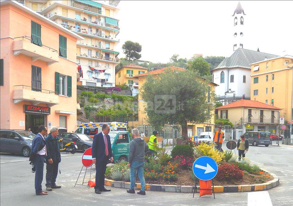 Una rotonda piena di piante e fiori realizzata al Borgo