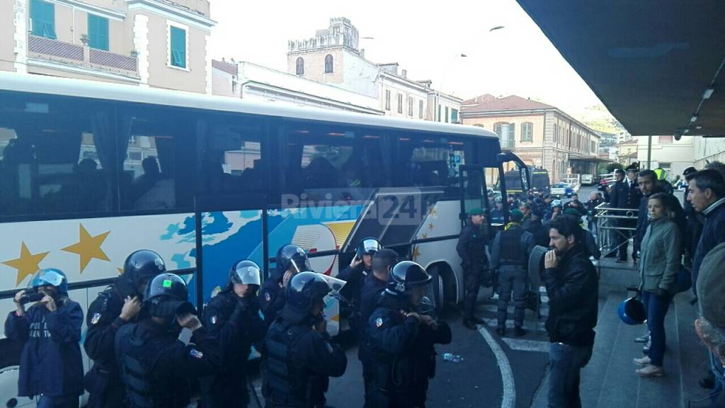 Sgombero migranti lungoroia Ventimiglia