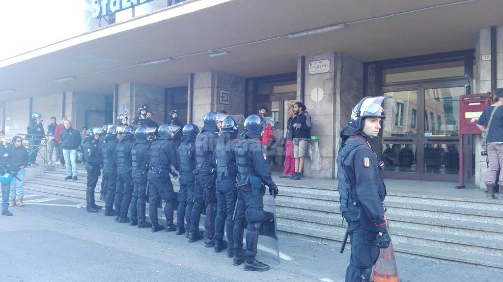 Sgombero migranti lungoroia Ventimiglia