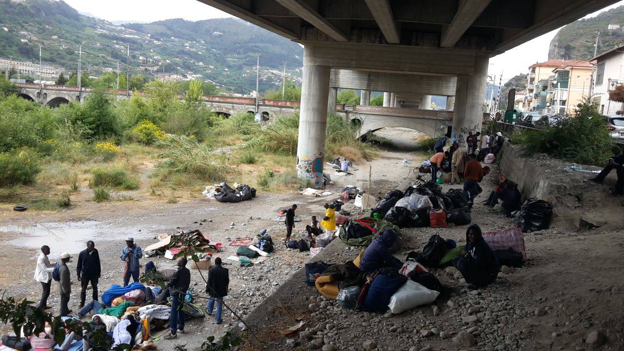 Ventimiglia, smontata la tendopoli sul greto del Roja: i migranti verso la spiaggia