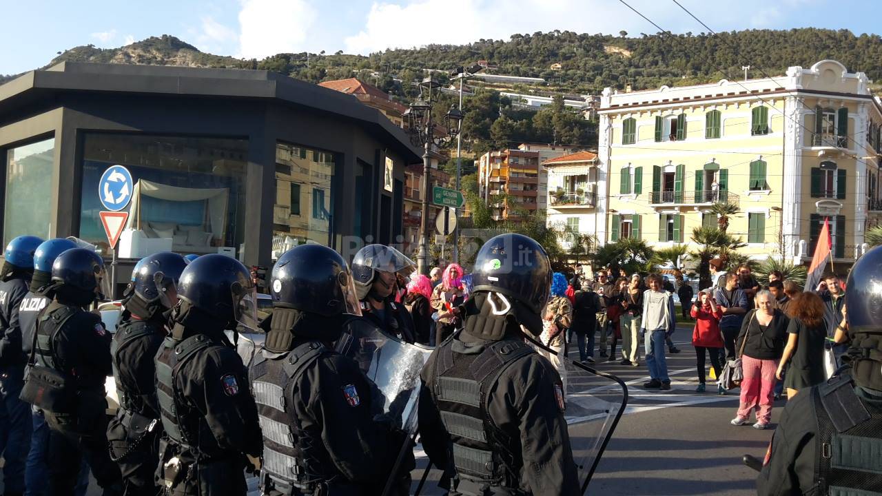 Ventimiglia, migranti in piazza: "Siamo qui per chiedere la pace e la libertà"