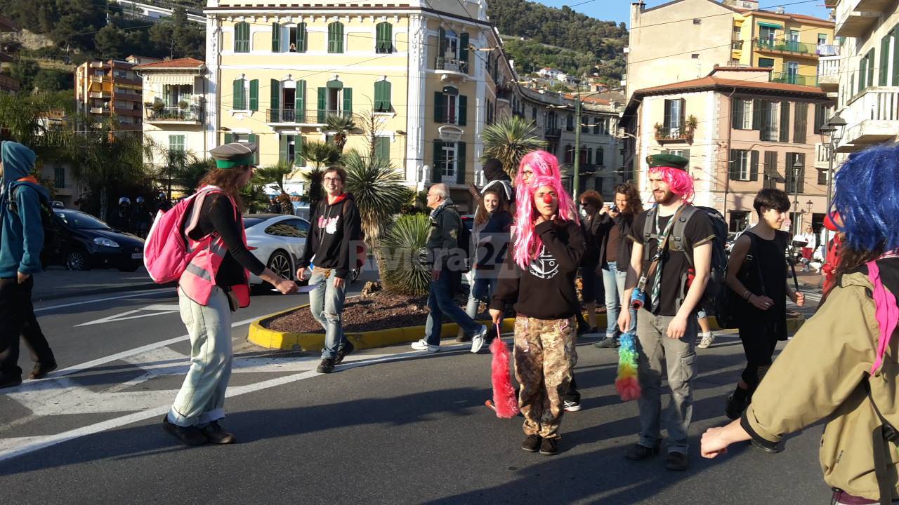 Ventimiglia, migranti in piazza: "Siamo qui per chiedere la pace e la libertà"