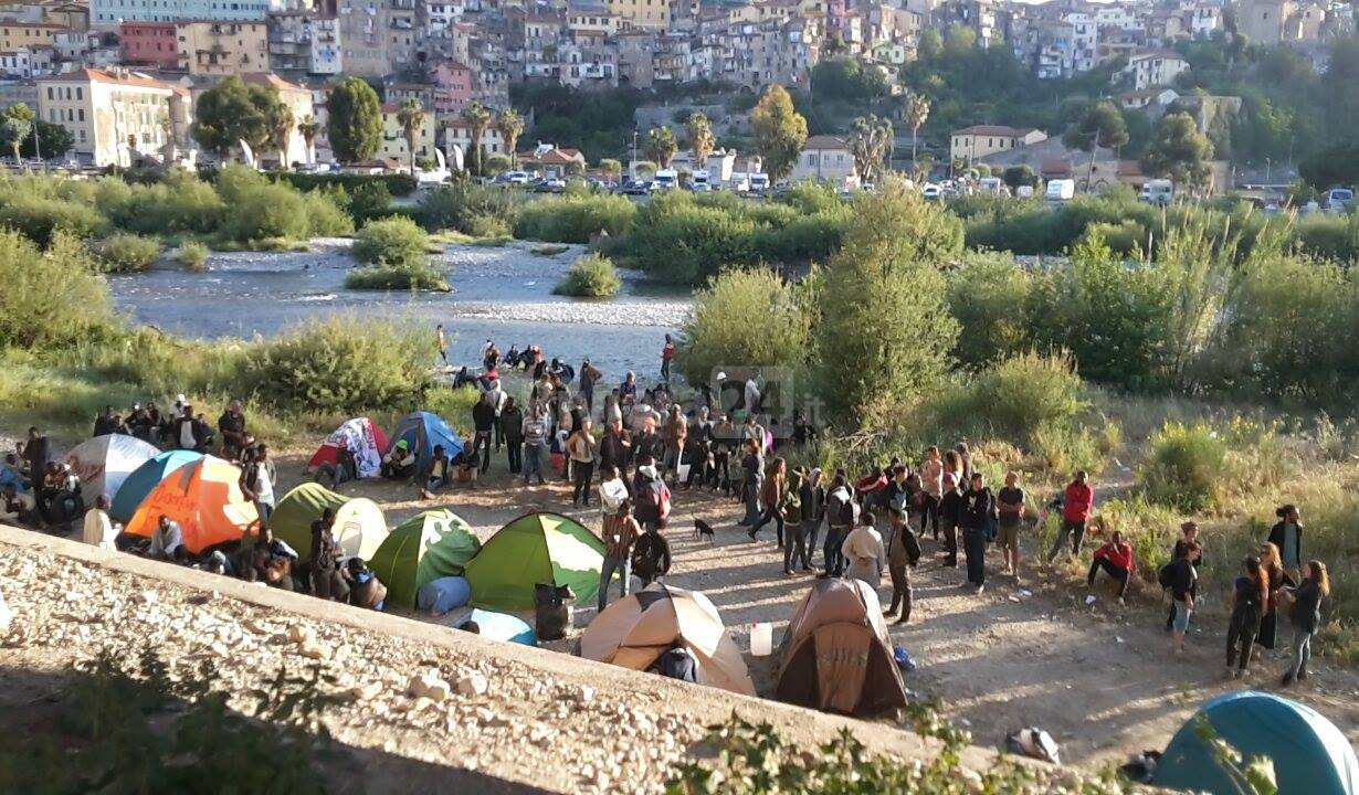 Ventimiglia, migranti in piazza: "Siamo qui per chiedere la pace e la libertà"