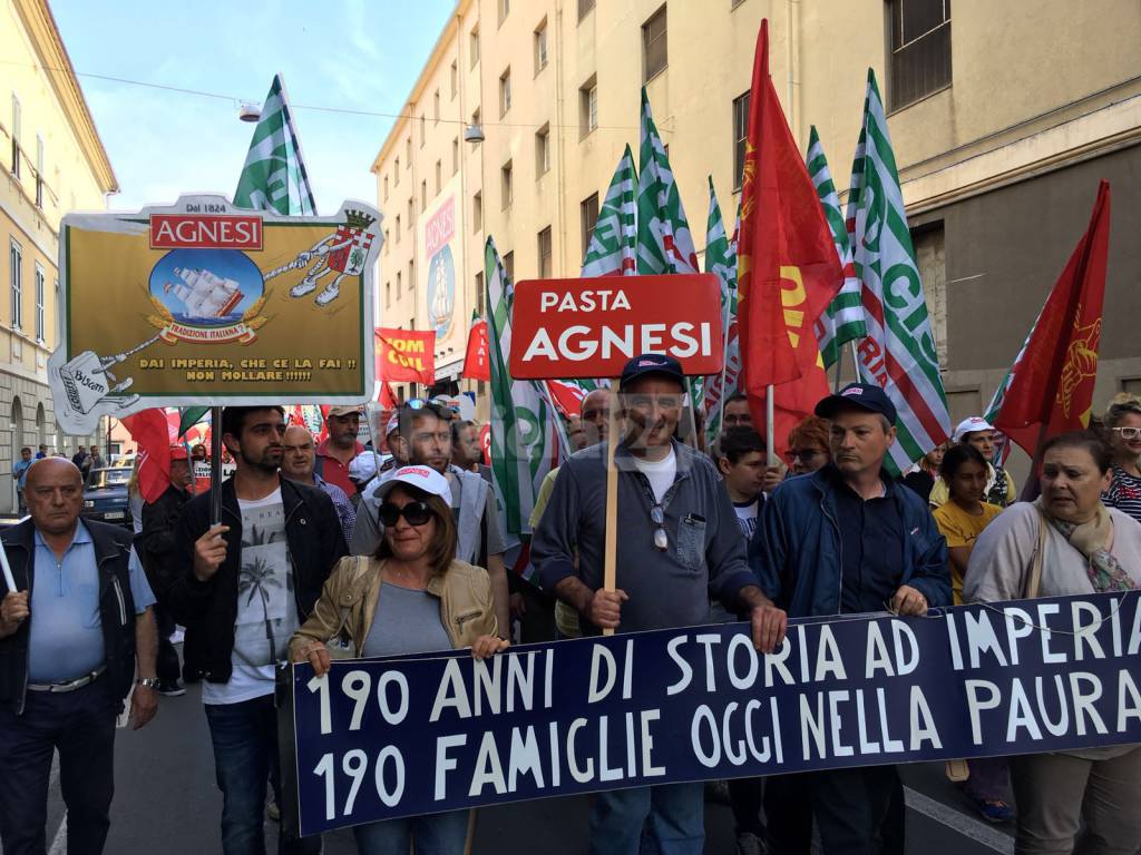 "Agnesi è Imperia", la marcia dei lavoratori verso il municipio