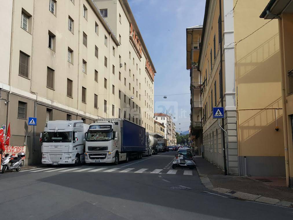 Nuovo sciopero dei lavoratori Agnesi, camion fermi davanti al pastificio