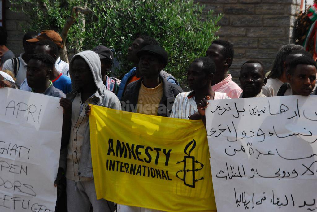 Ventimiglia, la protesta silenziosa dei migranti fuori dalla chiesa di Sant’Antonio: “Grazie don Rito, ora però vogliamo andare via”