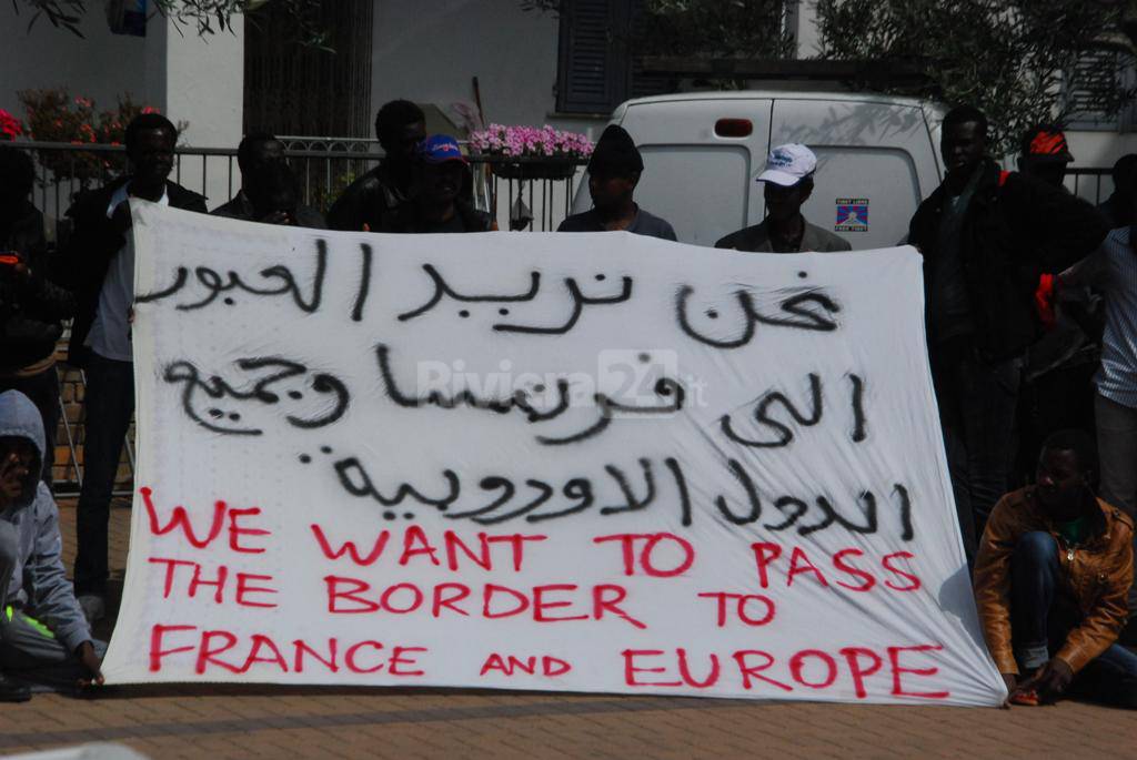 Ventimiglia, la protesta silenziosa dei migranti fuori dalla chiesa di Sant’Antonio: “Grazie don Rito, ora però vogliamo andare via”