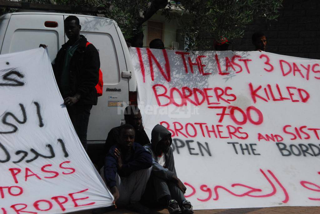 Protesta pacifica dei migranti alla chiesa di Sant&#8217;Agostino