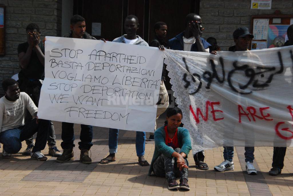 Protesta pacifica dei migranti alla chiesa di Sant&#8217;Agostino