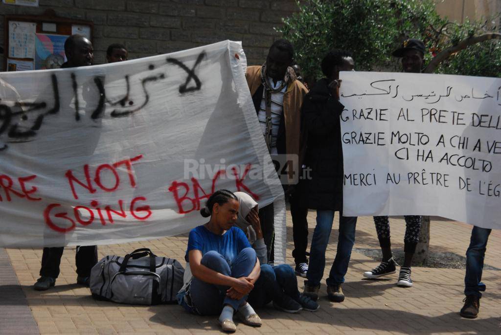 Protesta pacifica dei migranti alla chiesa di Sant'Agostino