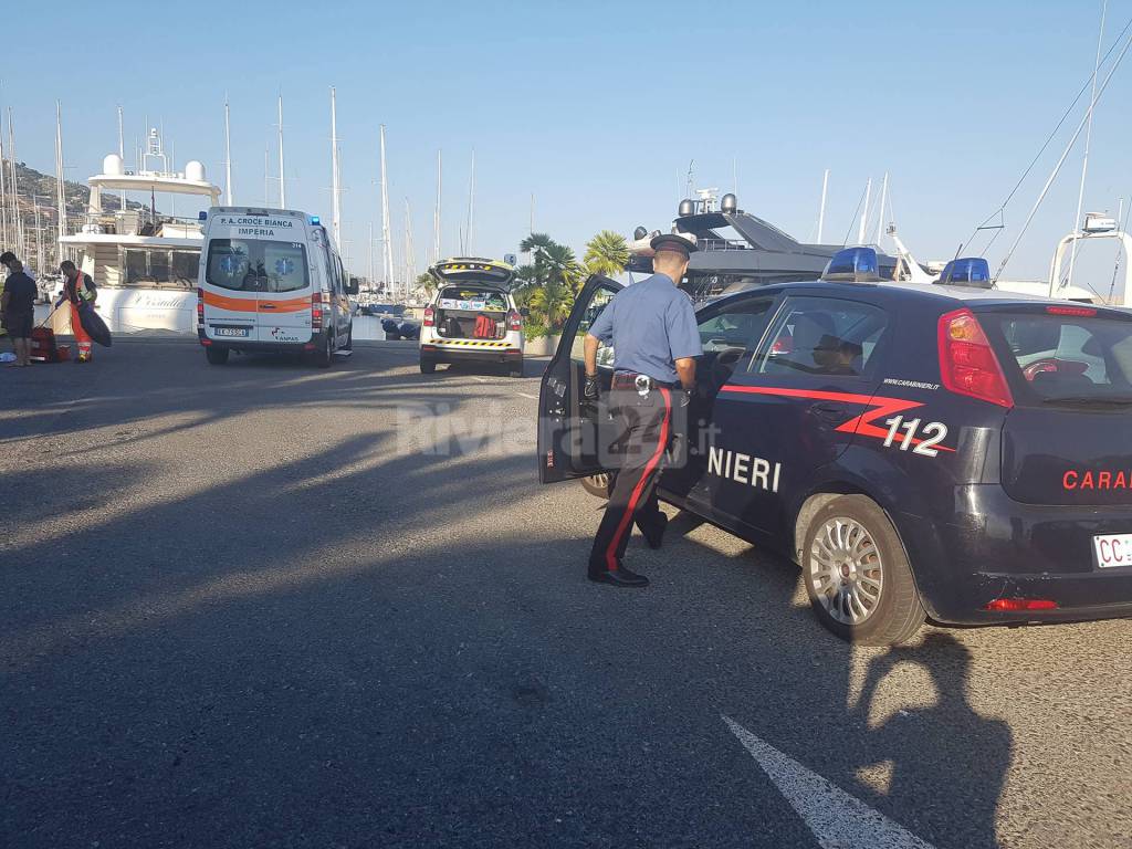 Incidente al porto di Aregai: 50enne investito da un’auto sbatte la testa sull’asfalto