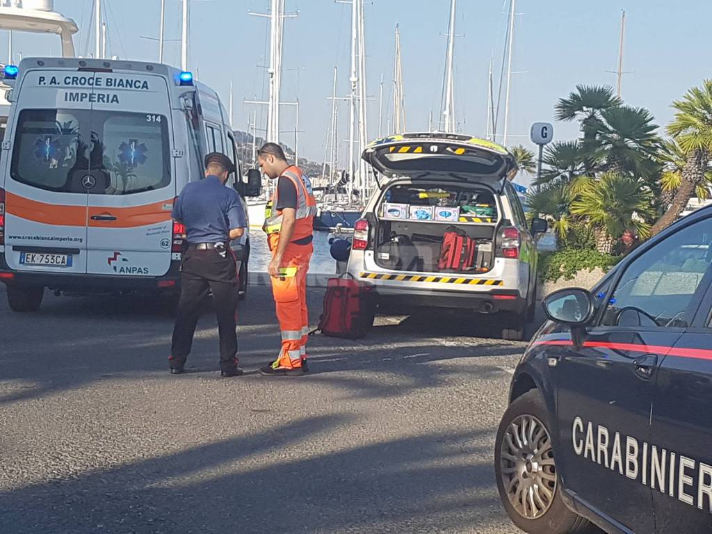 Incidente al porto di Aregai: 50enne investito da un’auto sbatte la testa sull’asfalto