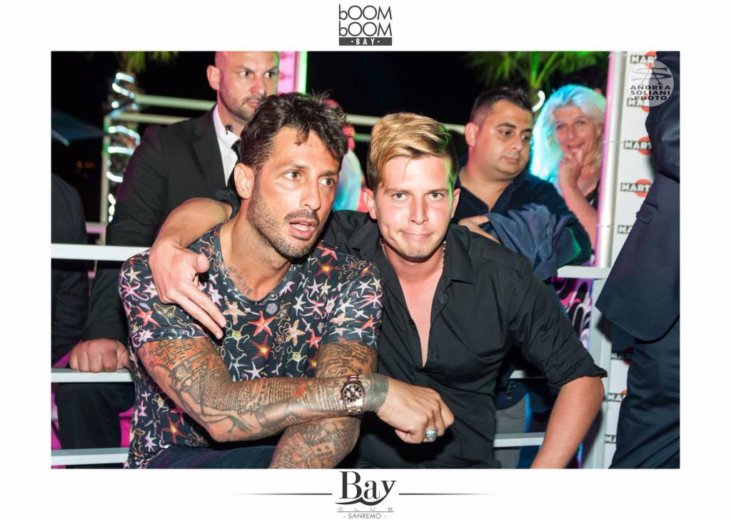 Fabrizio Corona passa a trovare i suoi amici del Bay Club